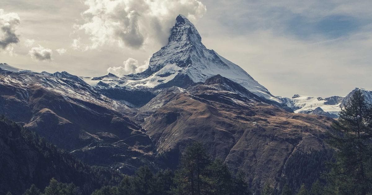 The Podcast Glut: How AI Summarization Tools are Redefining the Audio Economy